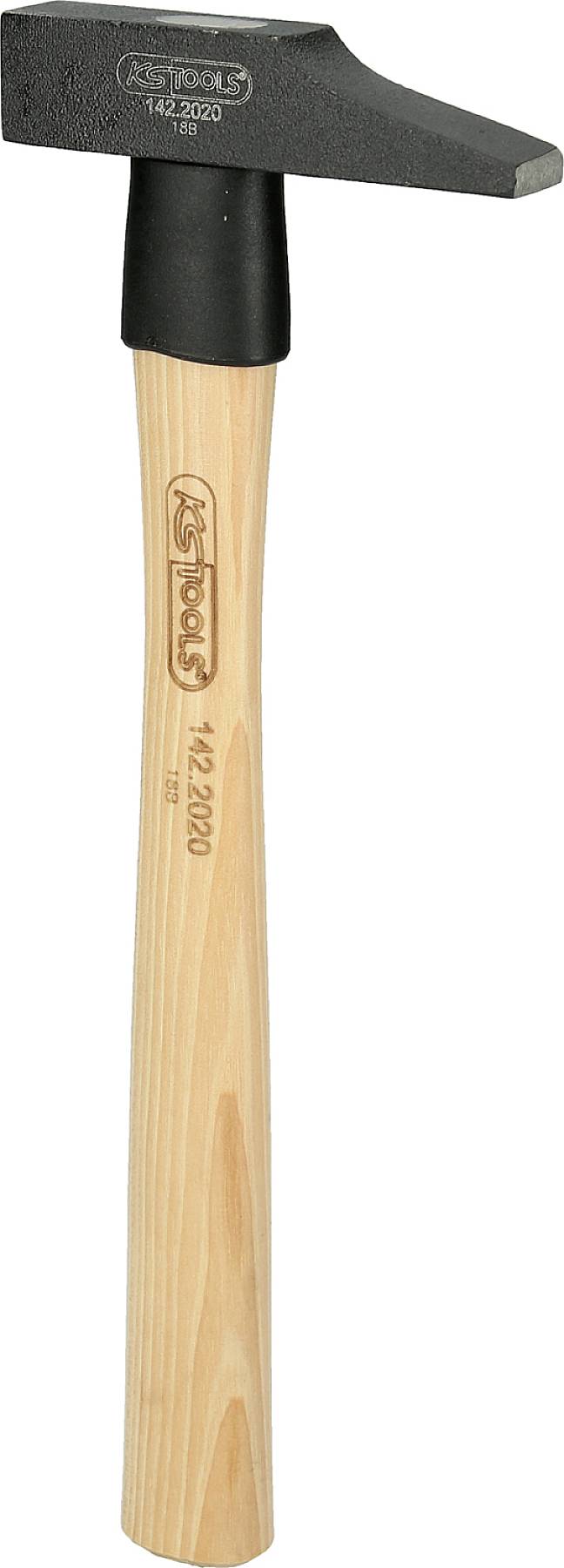 Drevený ručný zámočnícky kladiv s čiernou, plochou hlavou a drevenou rukoväťou. Na rukoväti je vyznačená značka 'KS Tools' a číslo modelu.