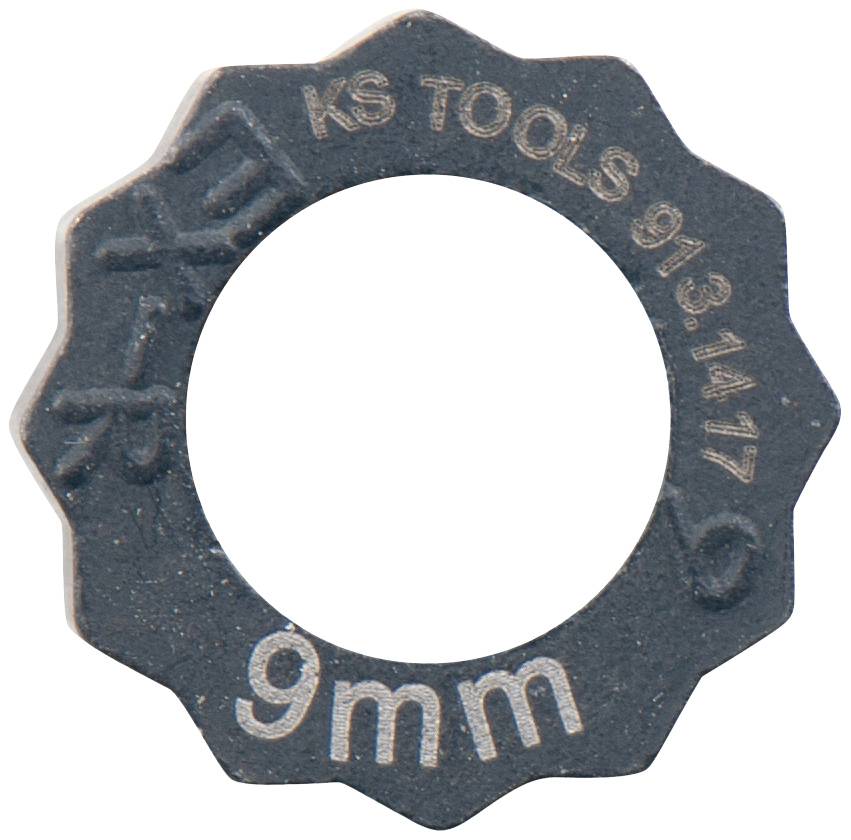 Guľatý kovový krúžok so zubami a gravírovaným textom 'KS TOOLS 913.1477' a '9mm'. Nástroj na určenie veľkosti alebo prispôsobenie.
