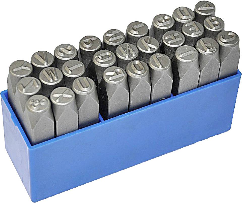 Kovový pečiatkový set v modrej krabičke, pozostávajúci z 27 pečiatok s písmenami A až Z a znakom '&', určený na razenie do kovových povrchov.