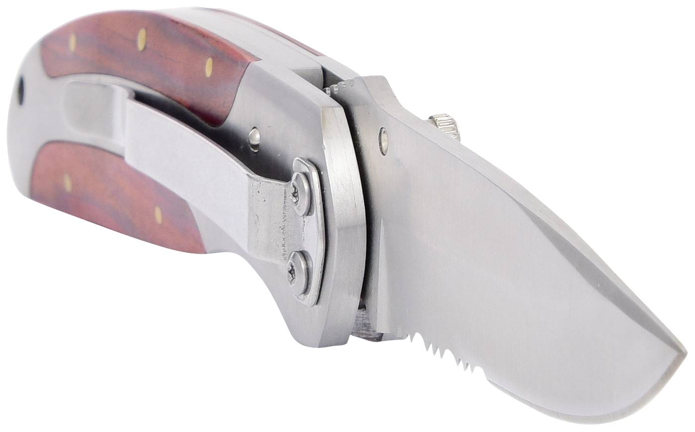 Vreckový nôž s drevenou rukoväťou a zúbkovaným čepeľou, čiastočne otvorený.