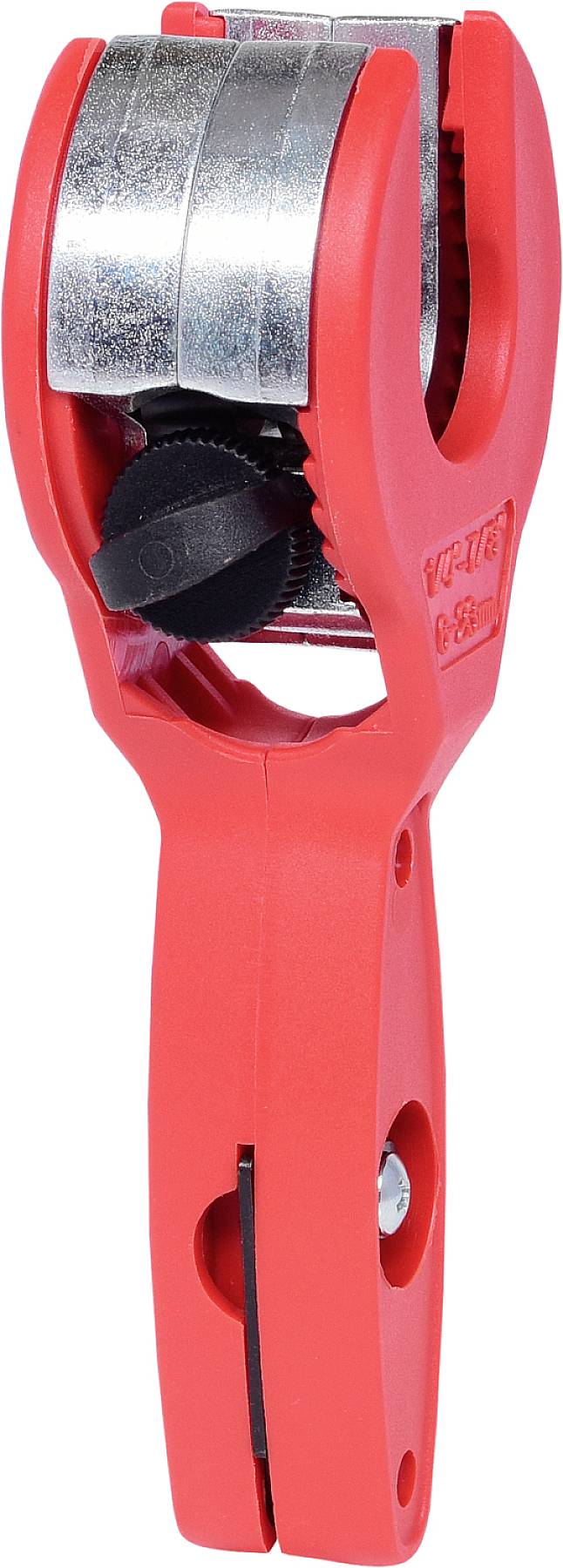 Červený rezač rúr s kovovými čepeľami, vhodný na rezanie potrubia. Rukoväť je ergonomicky tvarovaná pre ľahké ovládanie.
