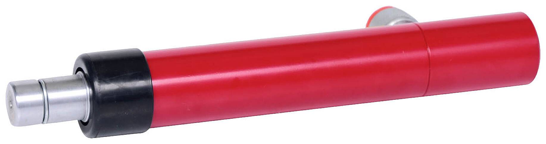 Červený hydraulický valec so strieborným piestom, umiestnený horizontálne.