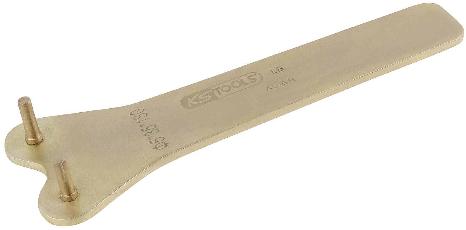 Kovový nástroj s dvoma kolíkmi na jednom konci, pravdepodobne špeciálny kľúč. S označením 'KS TOOLS' a číslom na povrchu.