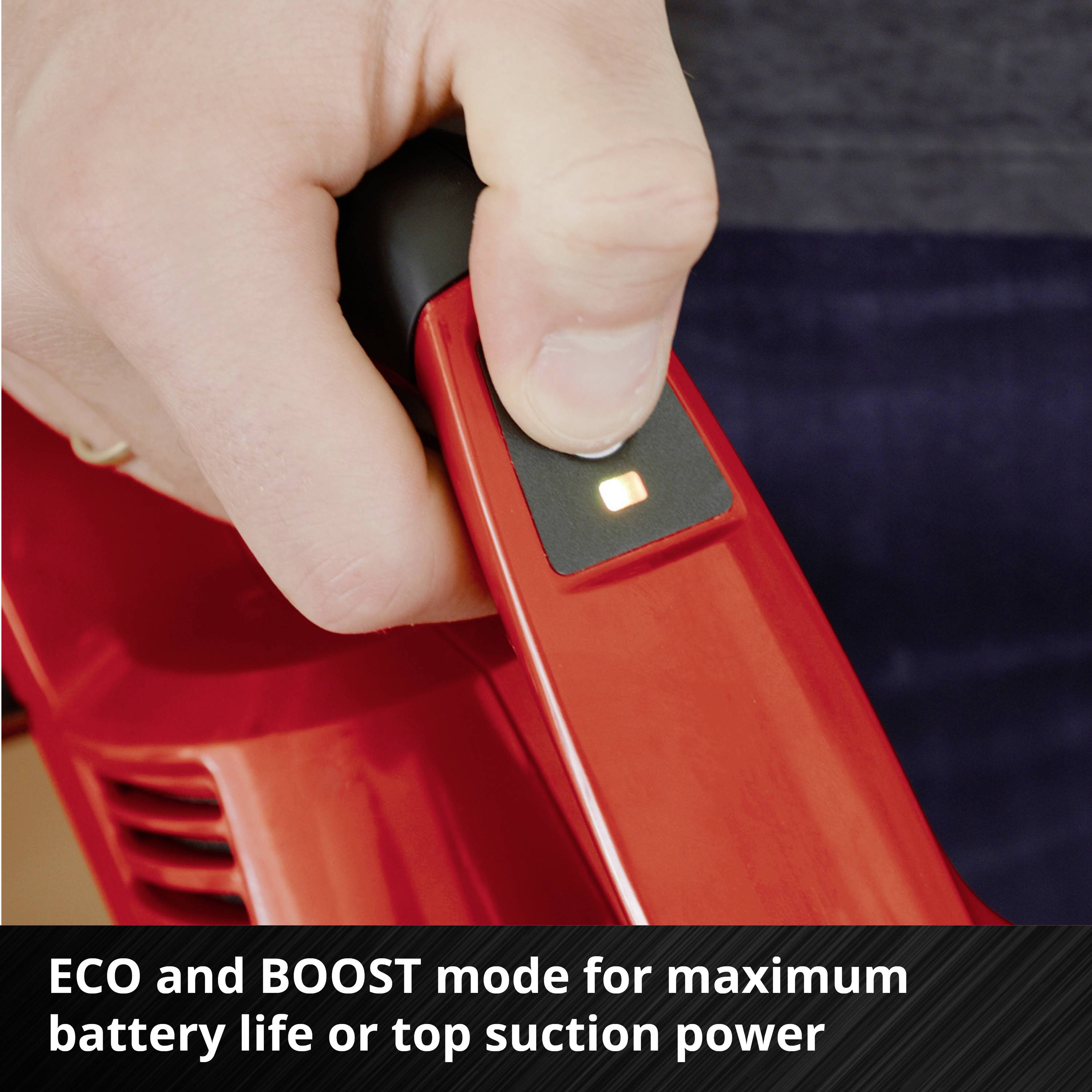 Ruka stláča tlačidlo Boost na červenom vysávači. Text dole: 'ECO a BOOST mód pre maximálnu výdrž batérie alebo najvyšší sací výkon'.