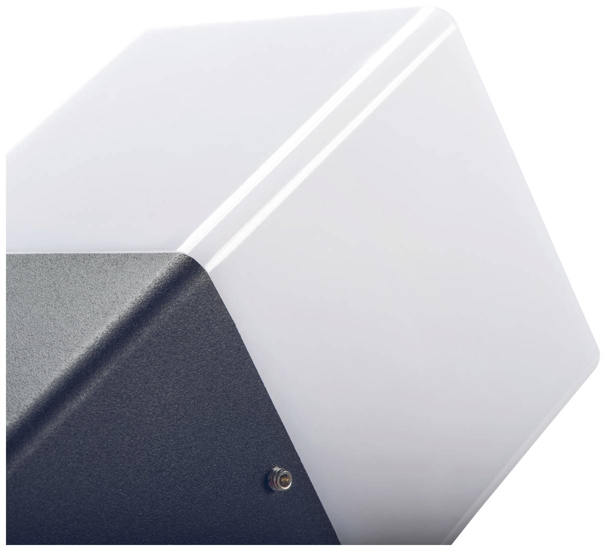 Detailný záber dvojfarebného geometrického objektu s čiernou a bielou plochou, ktorý vykazuje moderný, minimalistický štýl.