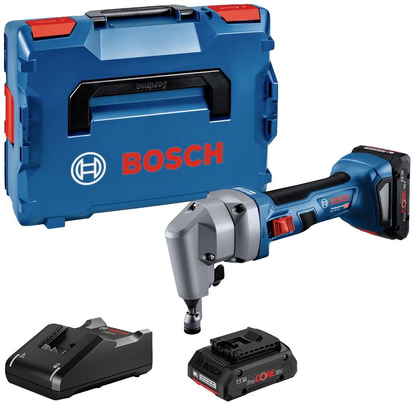 Modrý akumulátorový mlynček na mäso Bosch s nabíjačkou a akumulátorom vedľa, pred modrým kufrikom na náradie.