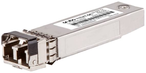 SFP modul s kovovým krytom a štítkom s technickými špecifikáciami. Používa sa pre sieťové pripojenia.