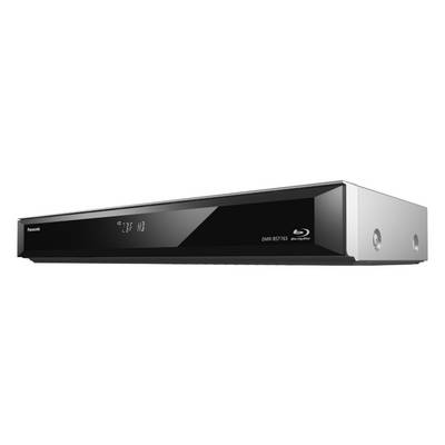 Strieborný Blu-ray prehrávač od Panasonicu s čiernou prednou stranou. Na displeji sa zobrazuje malý digitálny displej.