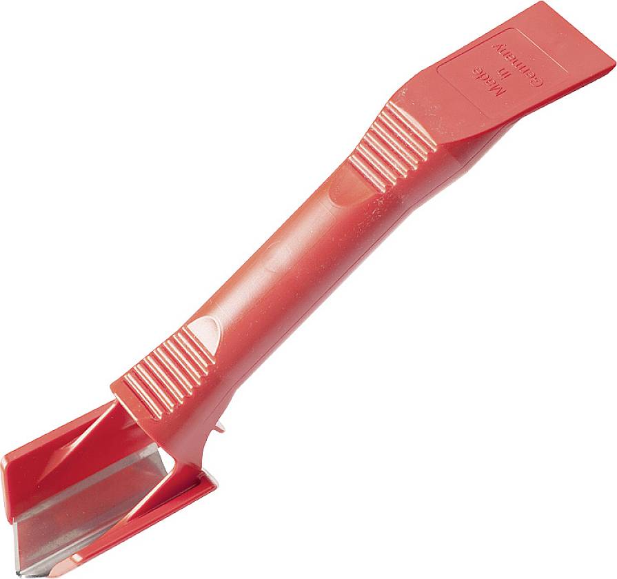 Červený, obdĺžnikový plastový škrabač na ľad s ergonomickou rukoväťou a stabilným kovovým škrabadlom určený na použitie v chladnom počasí.