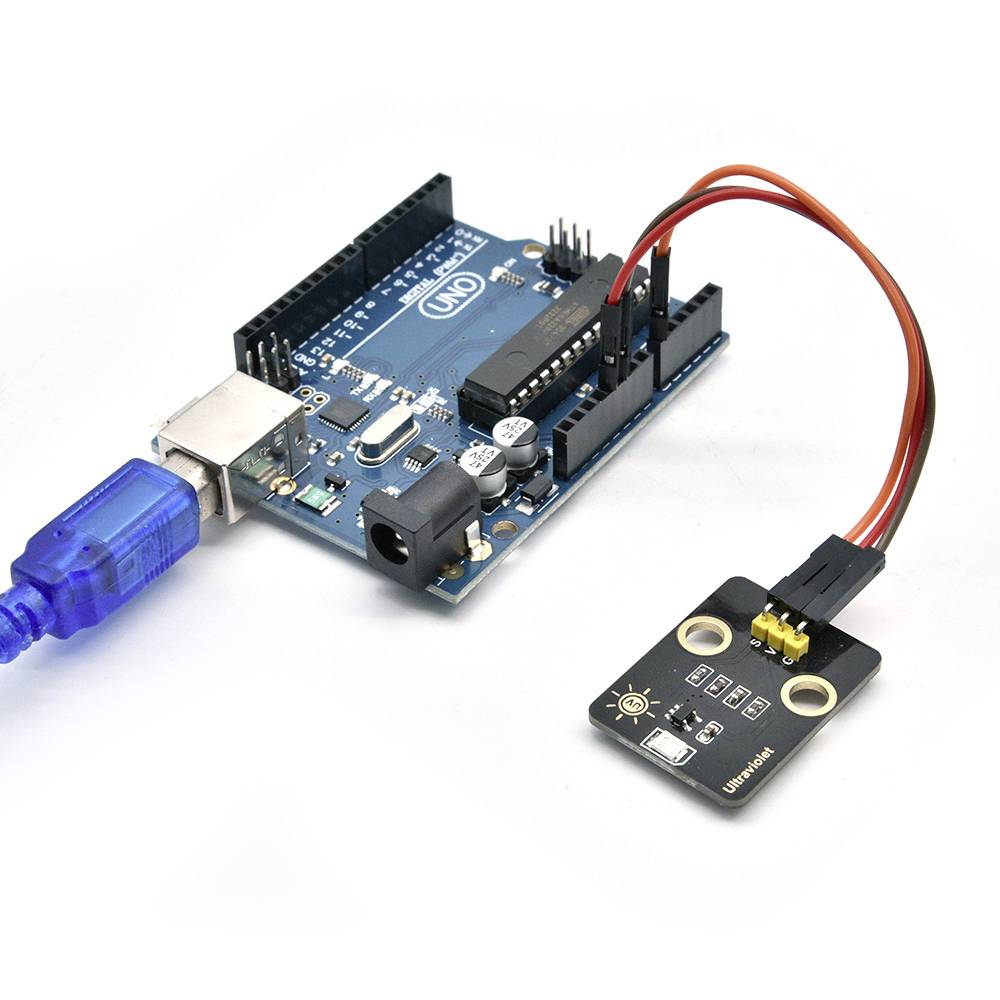 Arduino doska pripojená k senzorom prostredníctvom USB kábla, pripravená na programovanie a elektronické projekty.