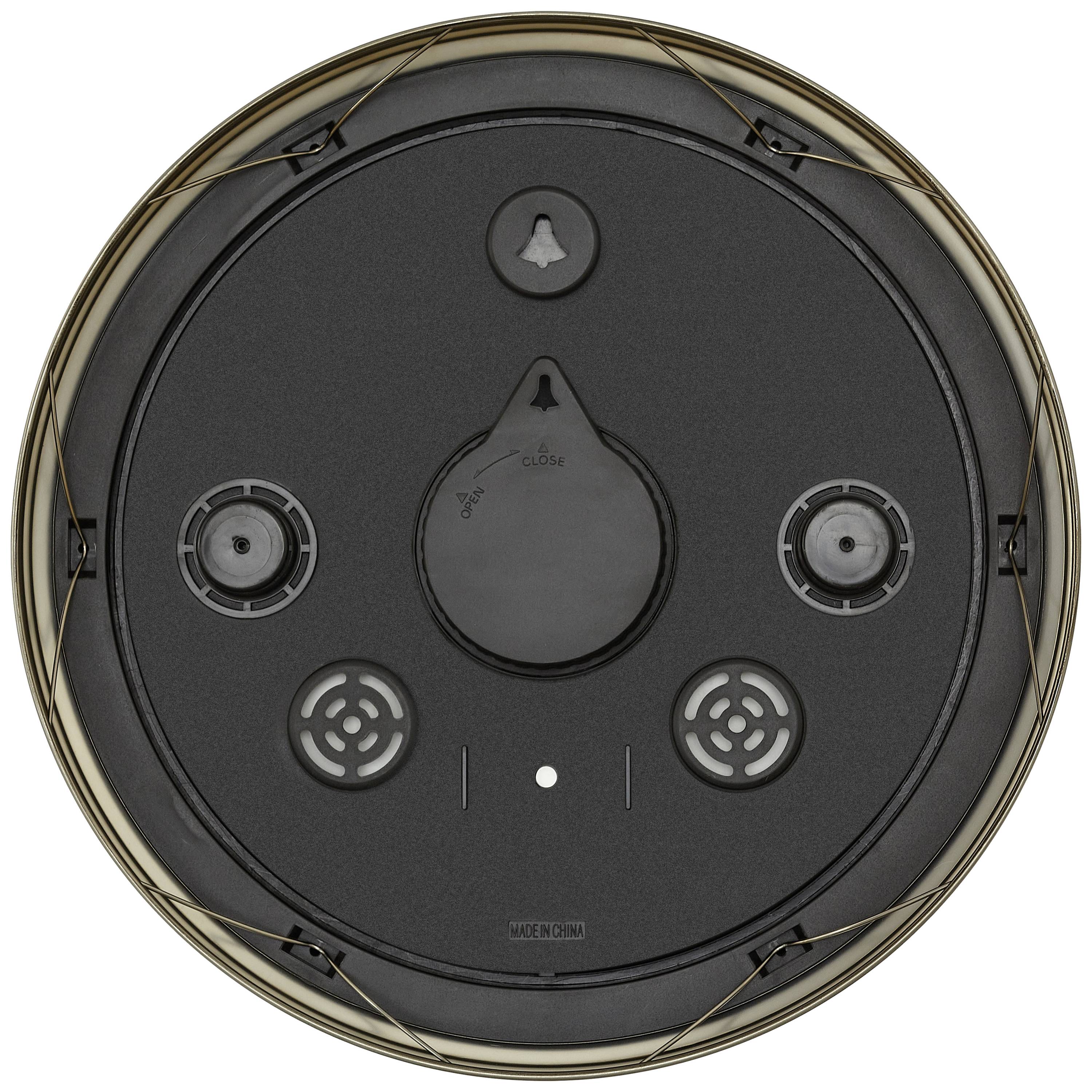 Obrázok zobrazuje spodnú stranu okrúhleho robotického vysávača s tromi rotujúcimi kefami a senzormi na detekciu prekážok.