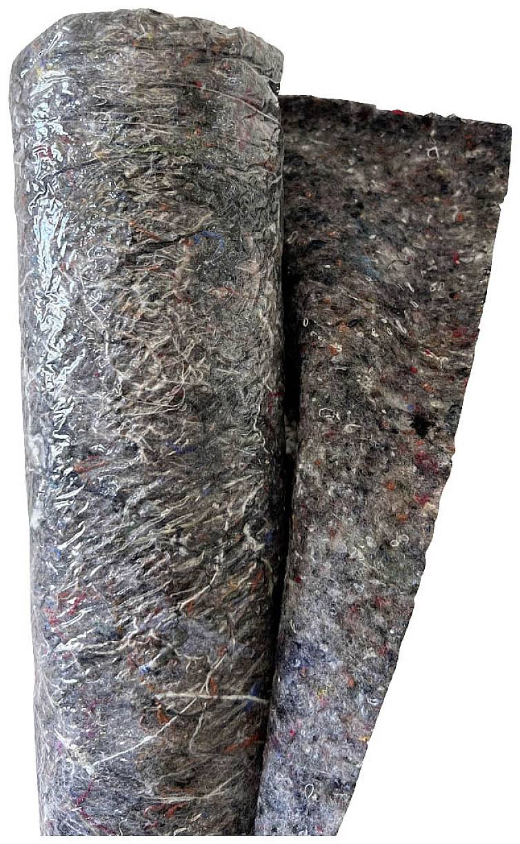 Rolka tepelnej izolácie z recyklovaného textilného materiálu, pozostávajúca z tmavých, vláknitých vrstiev s farebnými škvrnami. Postavená na výšku.