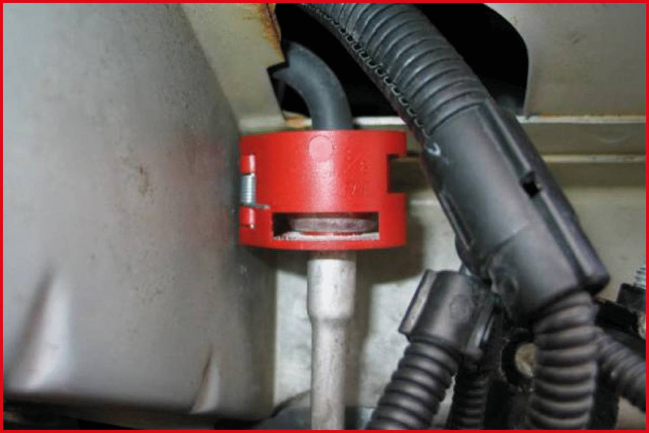 Červené, okrúhle poistné koliesko s káblami v stroji.