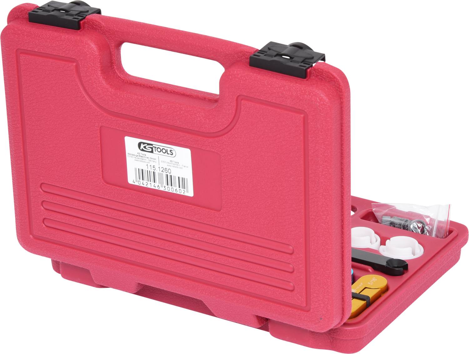 Červený kufrík na náradie s rukoväťou, čiastočne otvorený. Rôzne nástroje a príslušenstvo sú viditeľné. Etiketa zobrazuje 'KS Tools'.