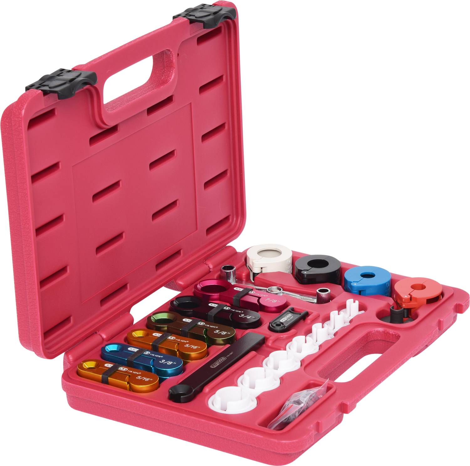 Červený kufor na náradie s rôznymi zástrčkami a nástrojmi na opravu automobilu, ktoré sú poriadne usporiadané do priehradiek.