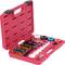 Červený kufor na náradie s rôznymi zástrčkami a nástrojmi na opravu automobilu, ktoré sú poriadne usporiadané do priehradiek.