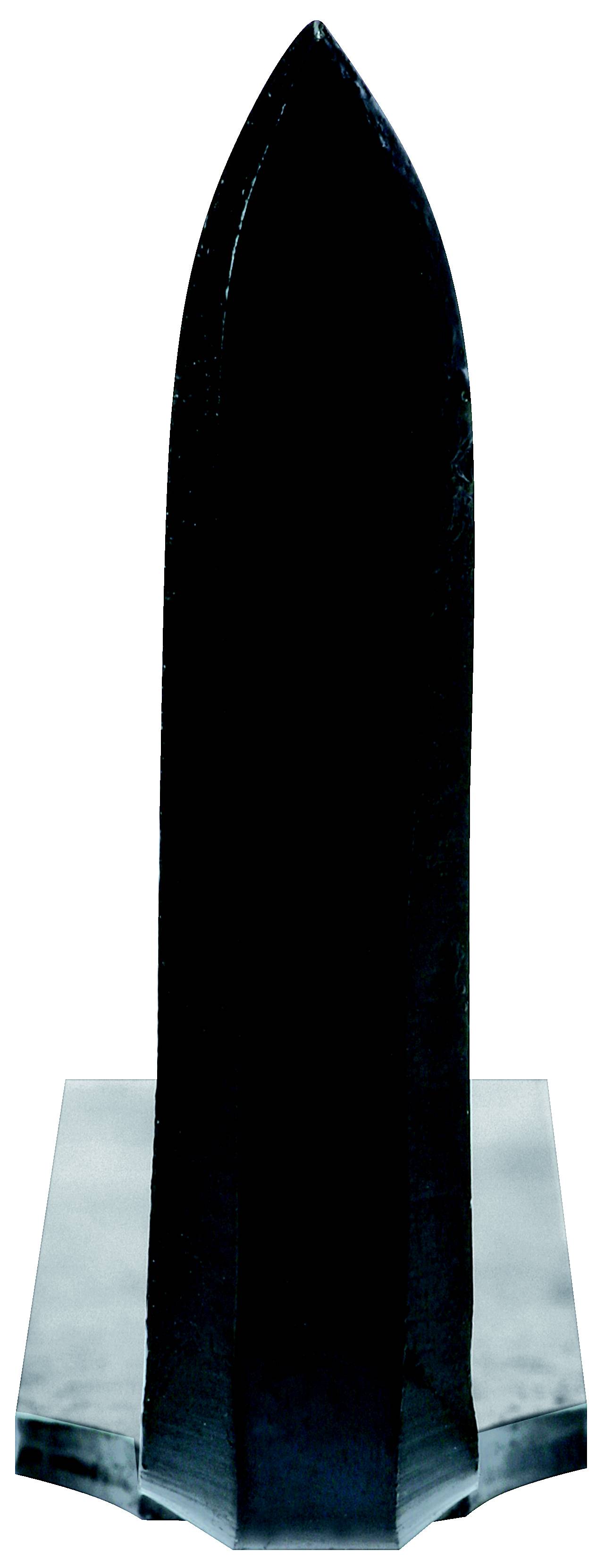 Čierny, špicatý obelisk na obdĺžnikovom podstavci, vyrobený z lesklého materiálu.