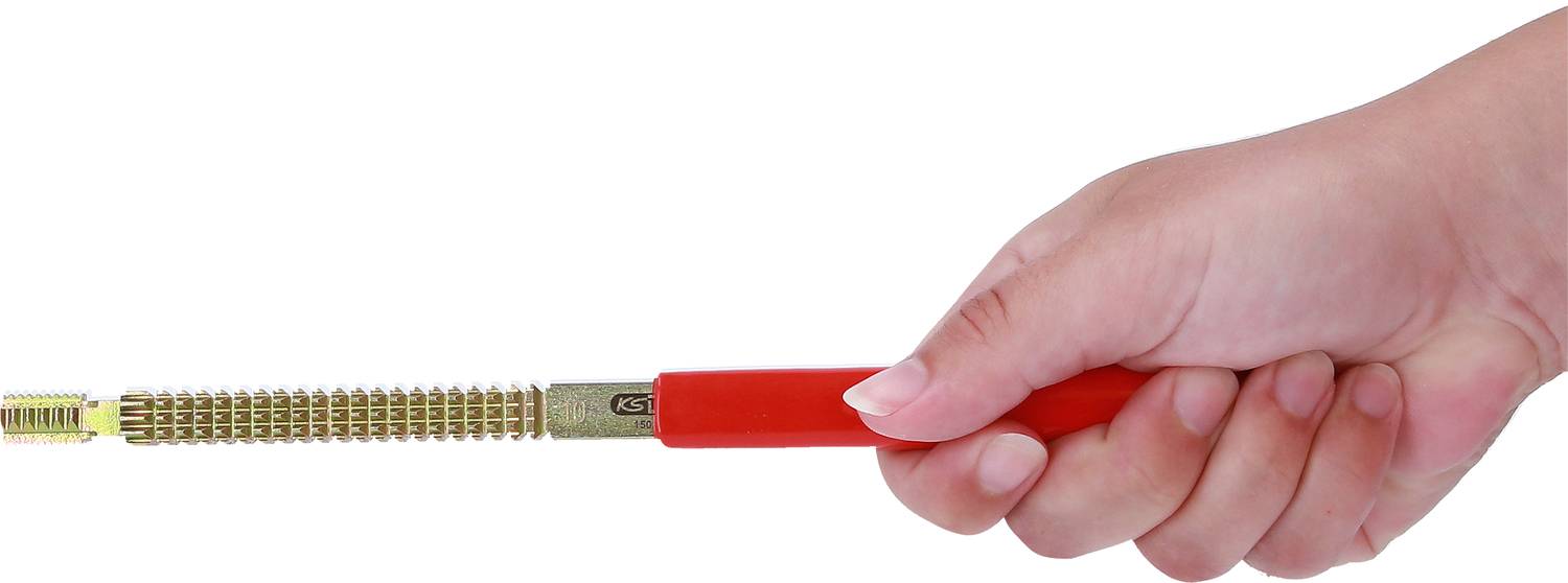 Ruka drží červený teleskopický magnet s mosadzným prsteňom, ktorý sa používa na zdvíhanie malých kovových predmetov.