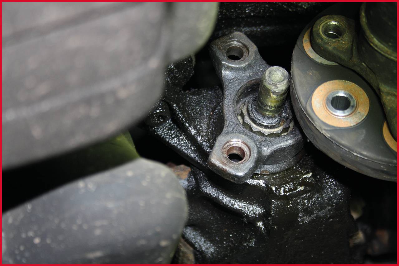 Detailný záber opotrebovanej automobilovej súčiastky, pravdepodobne ložiska alebo časti nápravy, ktorý poukazuje na opotrebenie alebo potrebu výmeny.