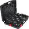 Čierny plastový kufrík s rôznymi okrúhlymi nástrojovými súčiastkami v tvarovaných držiakoch. Otvorenie kufríka odhaľuje jeho usporiadanie.