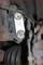 Detailný záber skorodovanej kovovej súčasti v mechanickom zariadení, obklopenej káblami a hadicami.