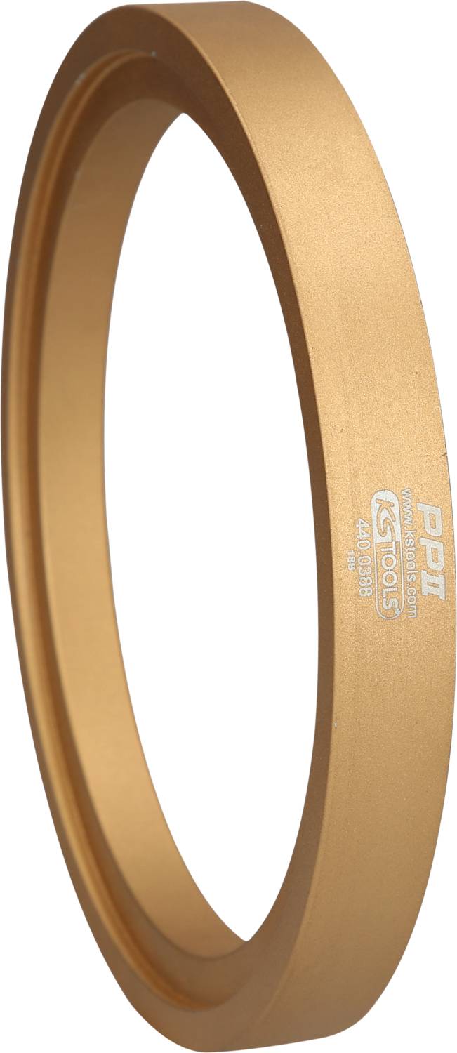 Zlatý prsteň s gravírovaním GS TOOLS a logom PPI, kovový, úzky okraj, pohľad z boku.