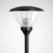 Moderná pouličná lampa s čiernym podstavcom a priehľadným tienidlom v jednoduchom, elegantnom dizajne pred neutrálnym pozadím.