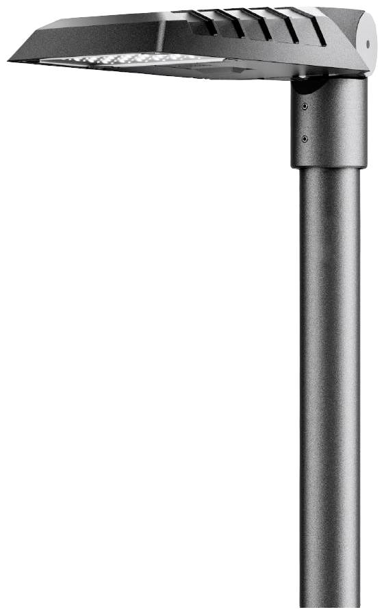 Moderná, čierna pouličná lampa so štíhlou, štvorcovou hlavicou na vysokom stĺpe, typická pre mestské osvetlenie.