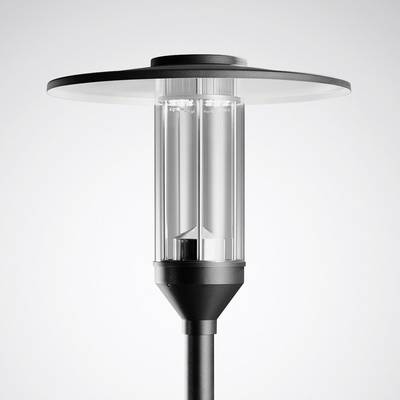 Moderná pouličná lampa s kruhovým tienidlom a priesvitným krytom na štíhlej čiernej tyči.