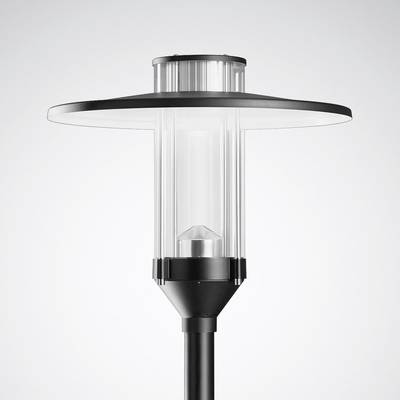 Moderná pouličná lampa s okrúhlou, plochou strechou a priesvitným tienidlom na čiernom stĺpe.
