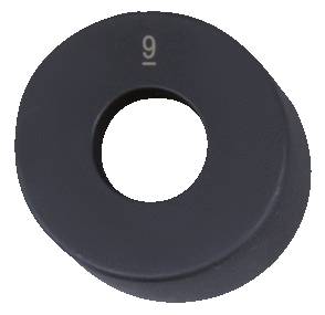 Čierny, guľatý predmet s číslom '9' hore; vyzerá ako disk s centrálnym otvorom.