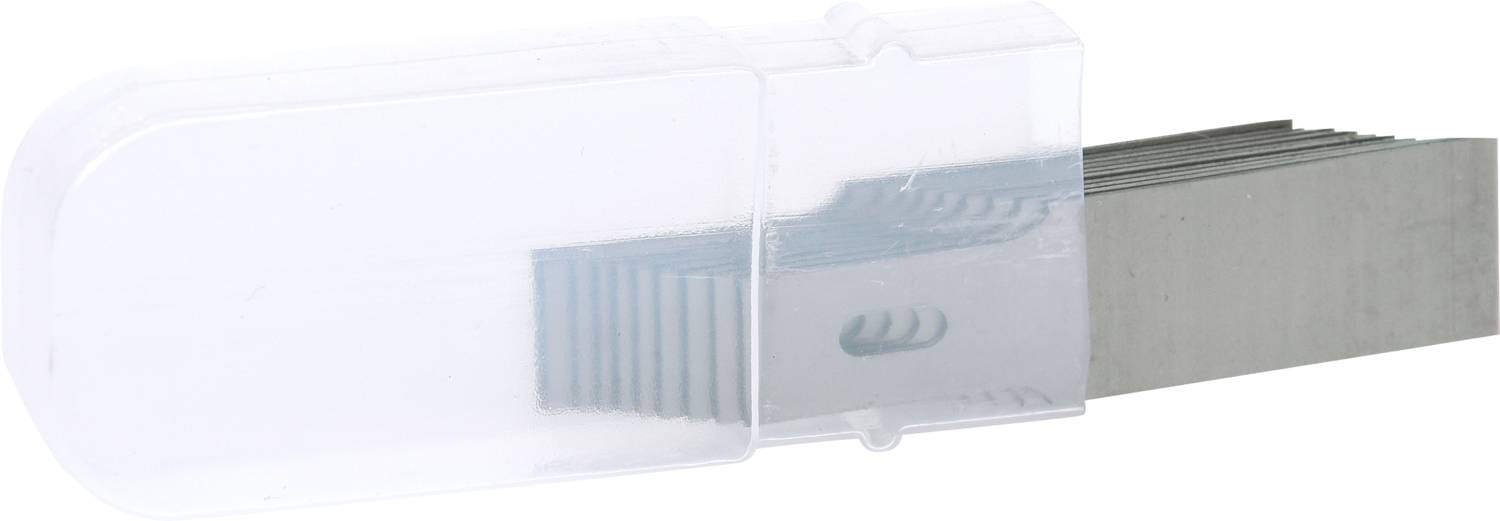 Priehľadná plastová škatuľa s viacerými sivými kovovými čepeľami, čiastočne vysunutými. Vhodná na rezacie práce.