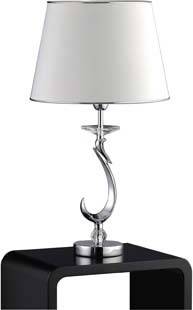 Elegantná stolná lampa s oblúkovitou striebornou základňou a bielym tienidlom stojí na čiernom stole.