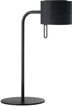 Čierna, moderná stolná lampa s okrúhlou základňou a valcovitým tienidlom. Minimalistický dizajn, vhodný pre písacie stoly.