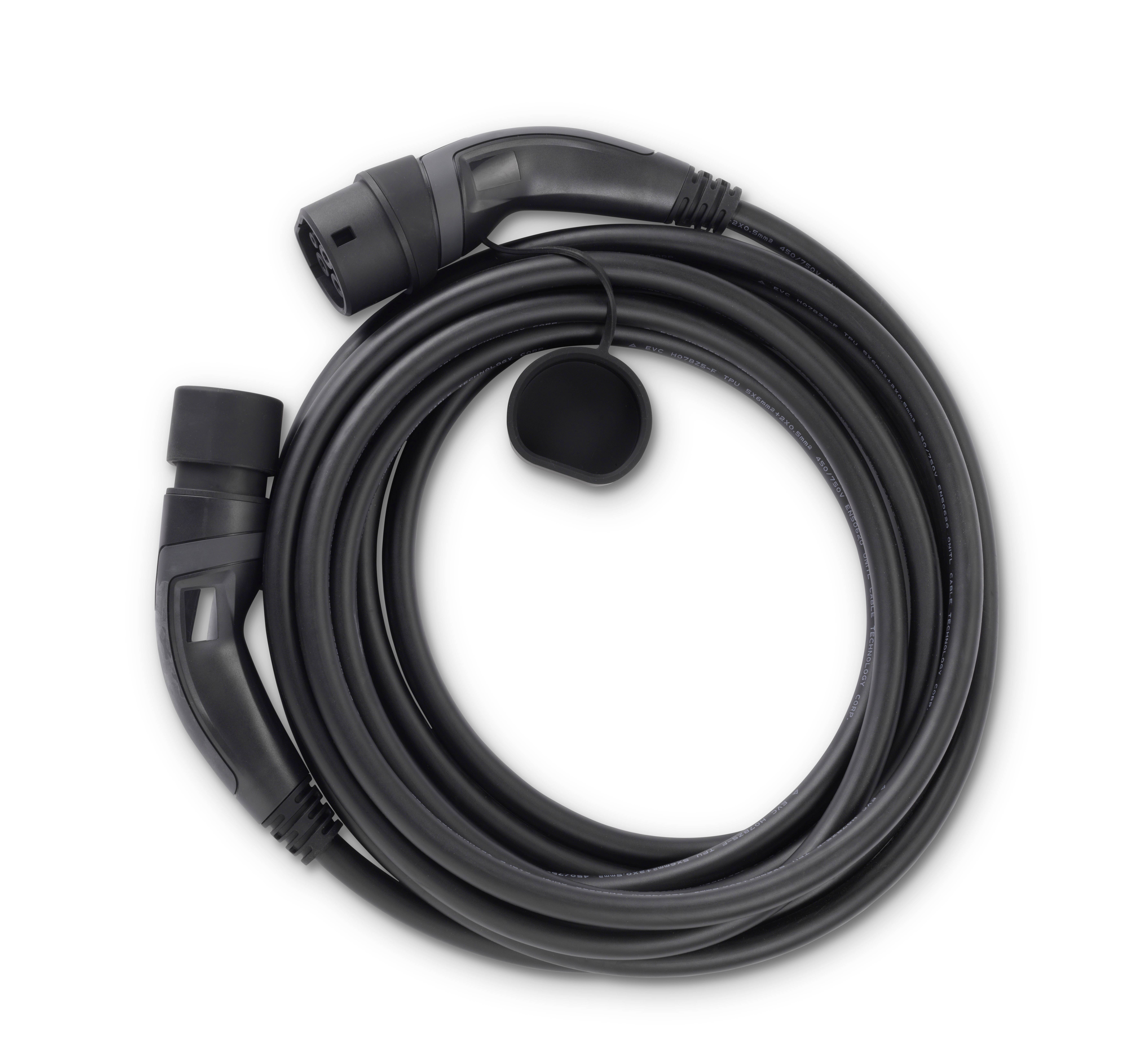 Zvinutý čierny nabíjací kábel pre elektrické vozidlá s dvoma konektormi, zobrazený z pohľadu zhora.