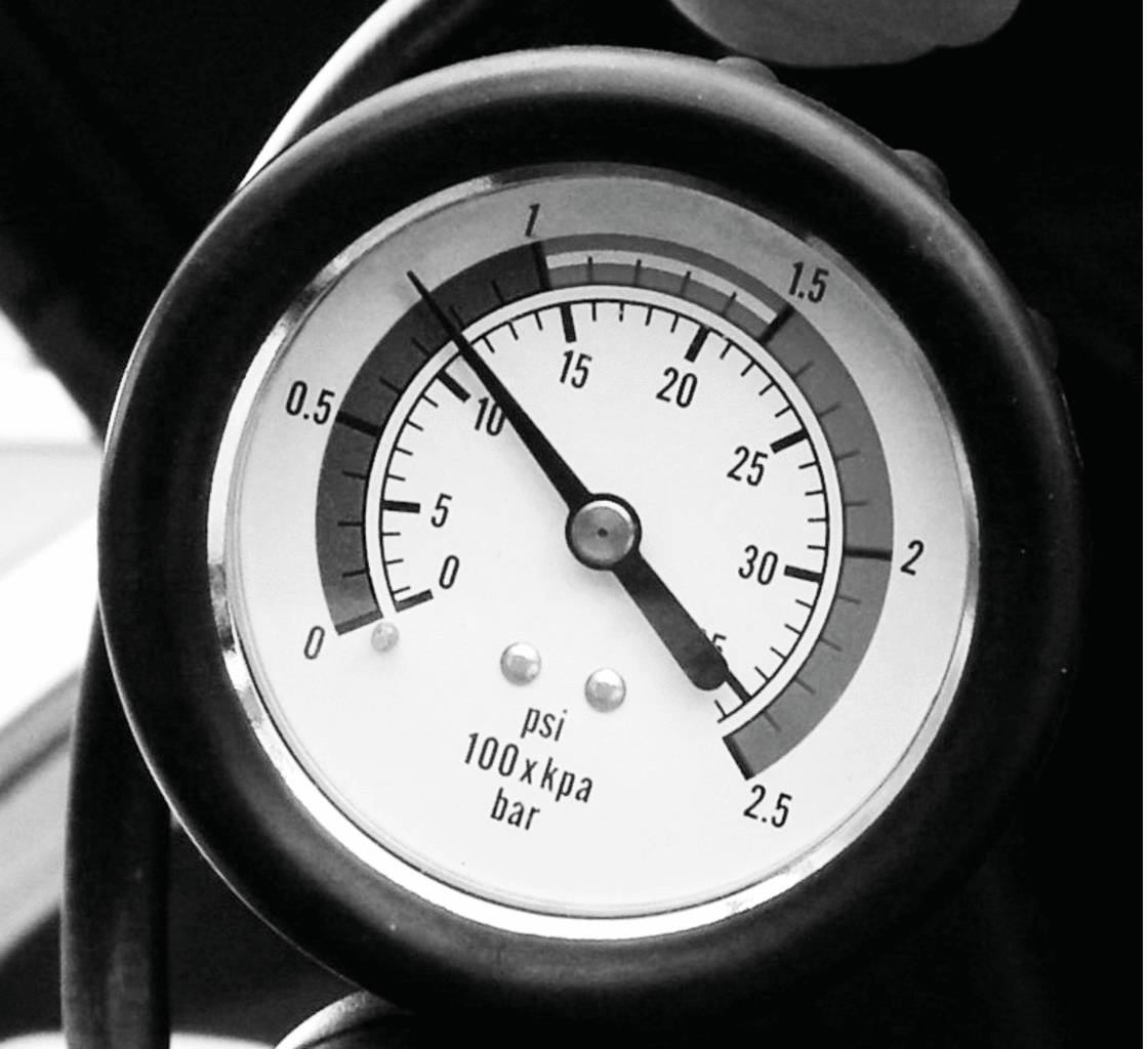 Manometer ukazuje tlak približne 29 psi. Stupnica siaha až do 35 psi a 2,5 baru.