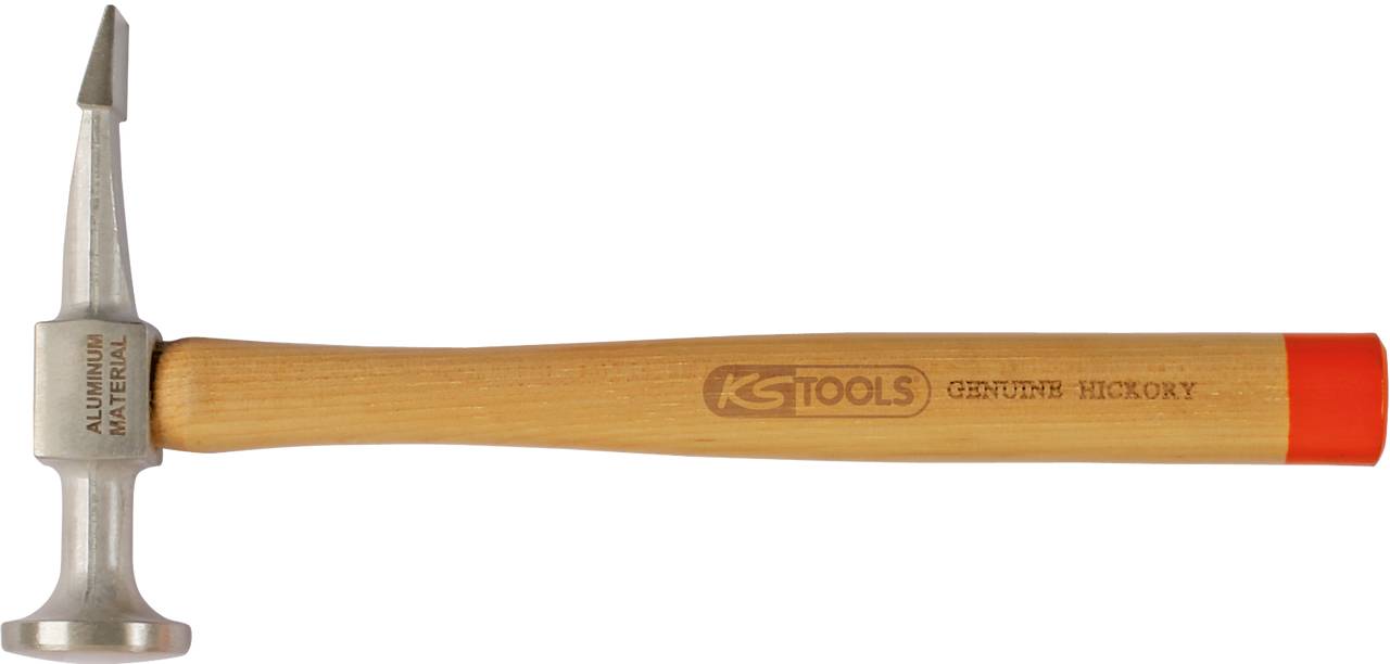 Drevené kladivo s kovovým povrchom hlavy, značka 'KS Tools', červený koniec. Používa sa pre presné práce v remesle.