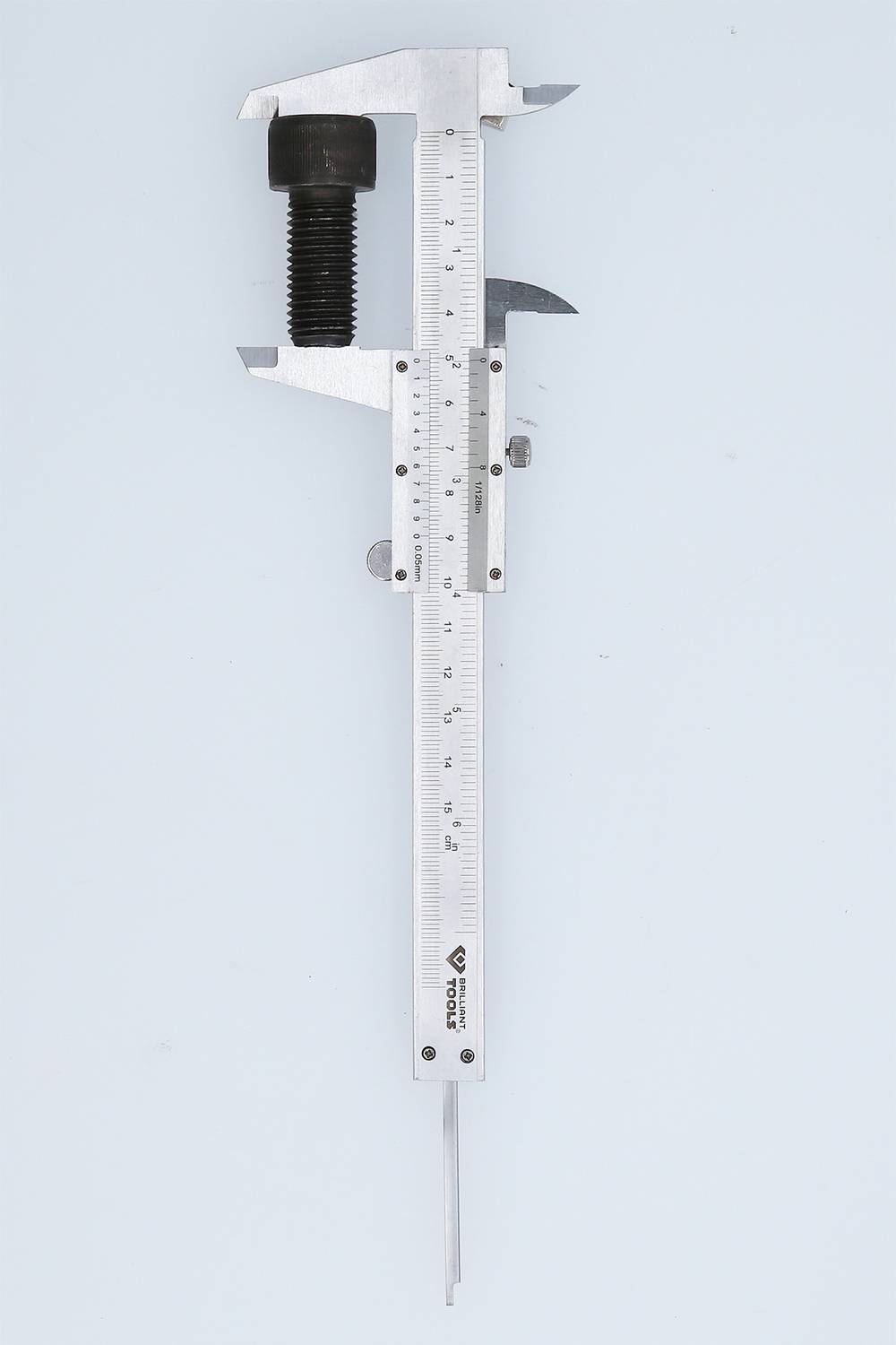 Posuvné meradlo s veľkou čiernou skrutkovacou hlavou, ktoré sa používa na presné meranie rozmerov.