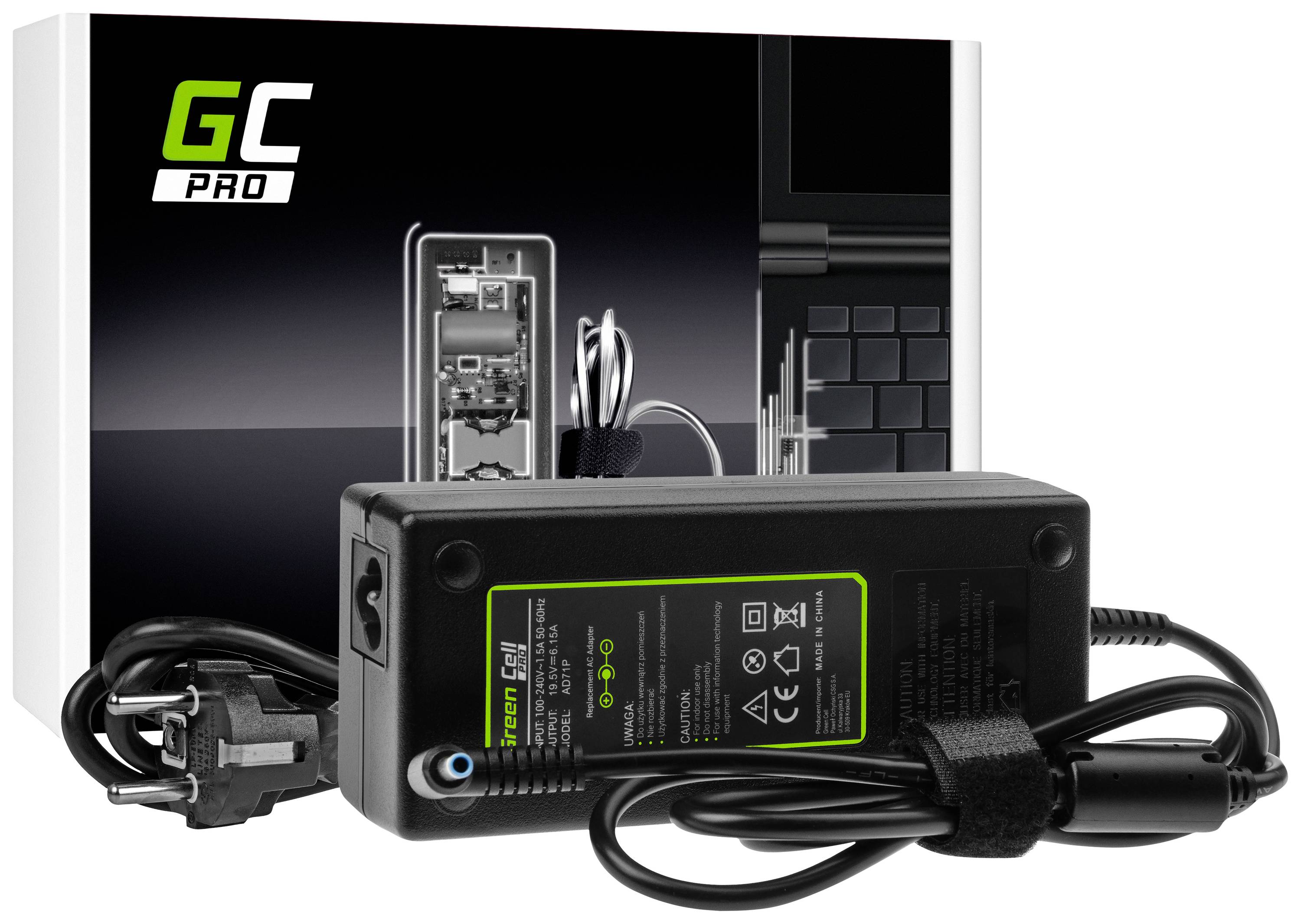 Napájací adaptér s napájacím káblom pred obalom s grafikou elektronického zariadenia a logom 'GC Pro'.