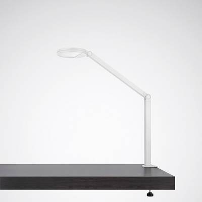 Stolová lampa s nastaviteľným ramenom namontovaná na tmavom stole, minimalistický dizajn, ideálna pre pracovné priestory.