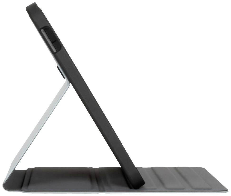 Tablet stojí v čiernom stojane, ktorý je mierne naklonený. Stojan má zloženú základňu pre stabilitu.