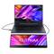 Laptop a druhý monitor s nápisom 'ASUS ProArt'. Obe obrazovky zobrazujú pestré, abstraktné grafiky.