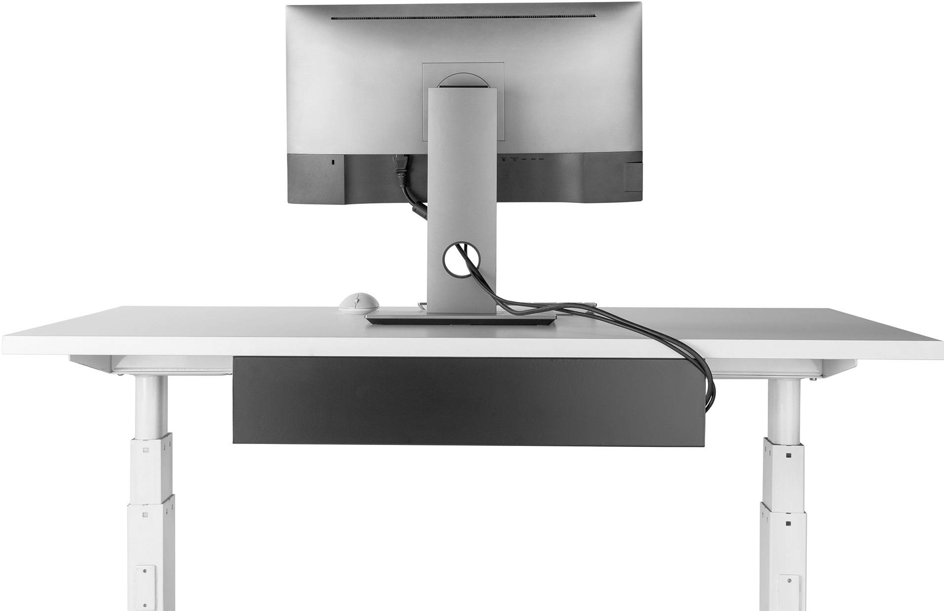 Výškovo nastaviteľný písací stôl s monitorom, klávesnicou a káblami, vhodný pre ergonomickú prácu v sede aj v stoji.
