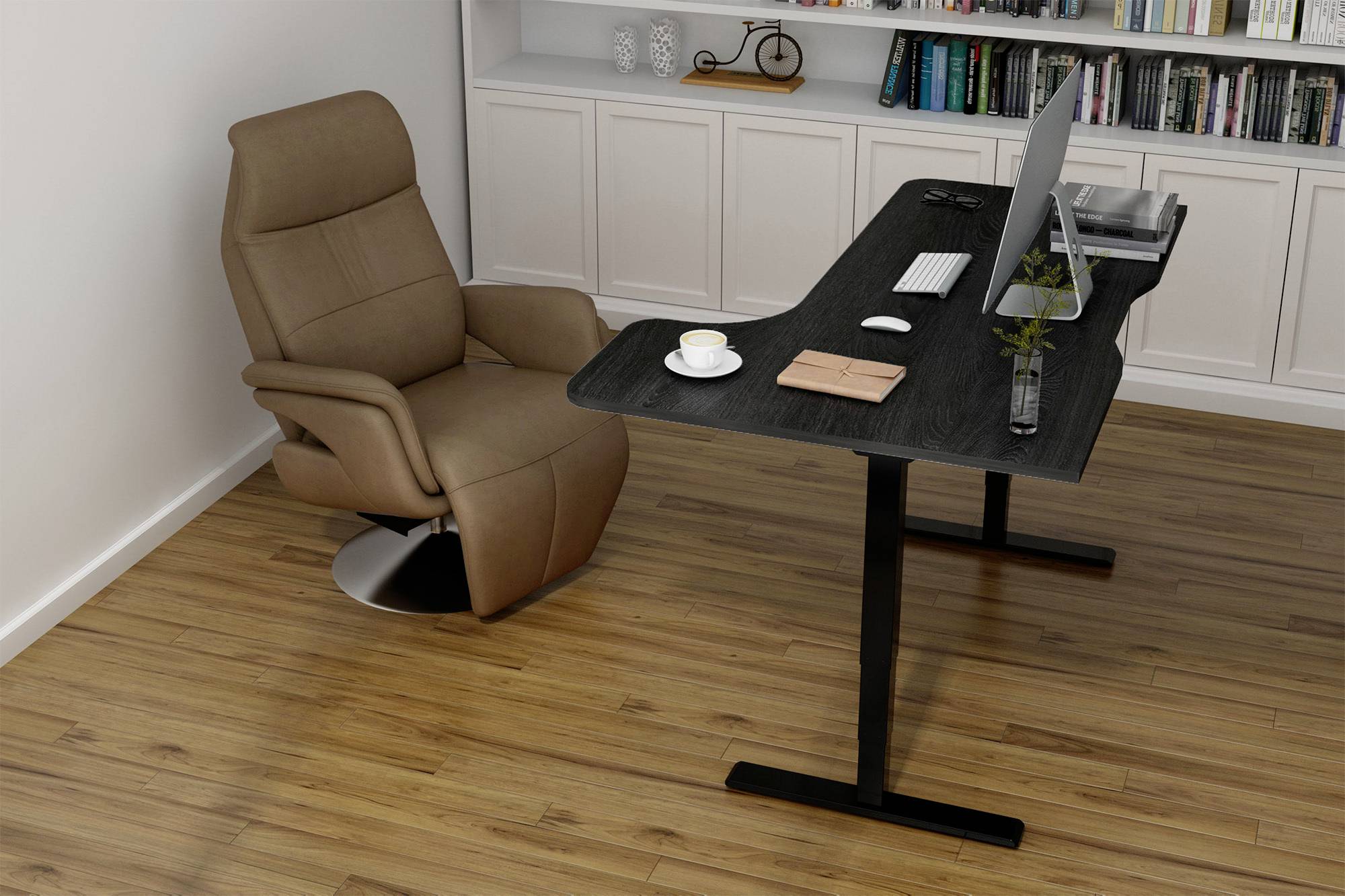 Kancelária s hnedou stoličkou a čiernym stolom, na ktorom je monitor, klávesnica, rastliny, poznámkový blok a šálka. V pozadí: knižnica.