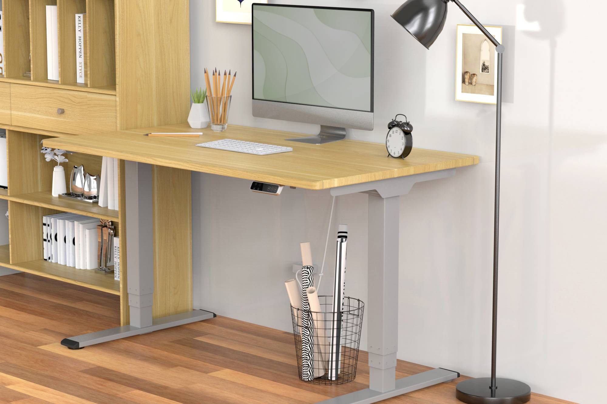 Minimalistický písací stôl s počítačovou obrazovkou, klávesnicou, knihami a kancelárskymi potrebami. Vedľa neho stojaca lampa.