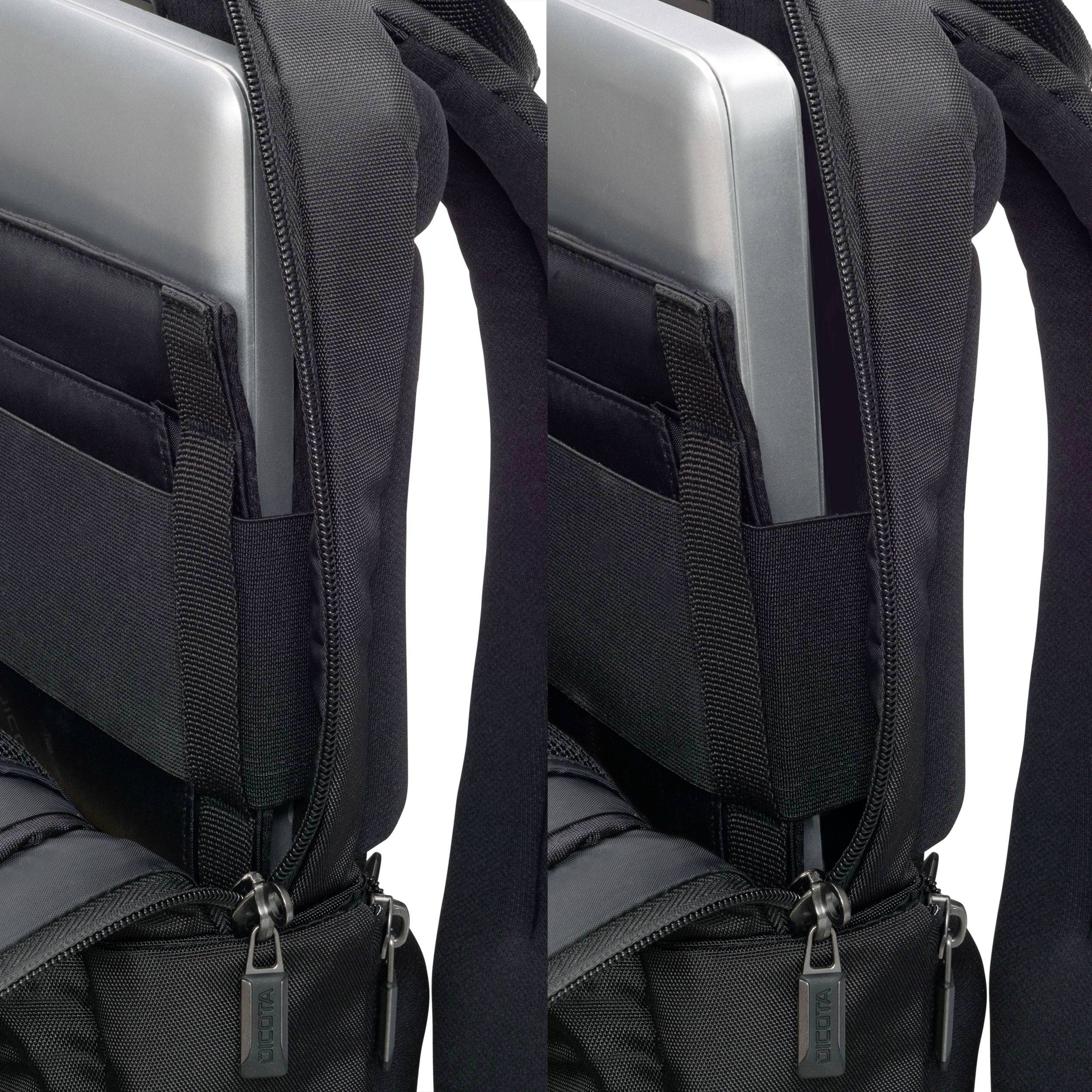 Laptop je uložený do čiernej laptopovej tašky. Taška má zips a priestranné vnútorné vrecko s čalúnením.