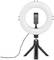 Kruhové svetlo na statívovom držiaku s upevniteľným držiakom na mobilný telefón v strede, pred bielym pozadím.