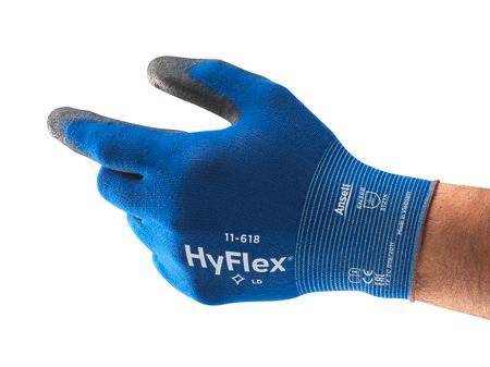 Jedna ruka drží modrý pracovný rukavicu s nápisom 'HyFlex'. Rukavica má sivé špičky prstov.