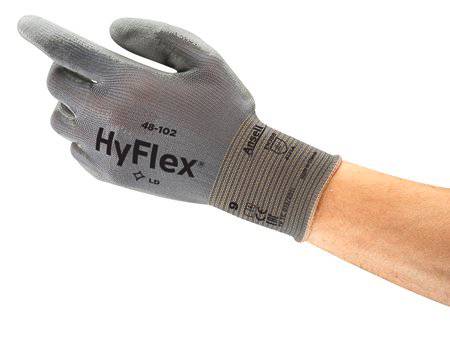 Sivá rukavica na ruke s nápisom 'HyFlex 48-102', smeruje doľava. Pravá ruka je tiež viditeľná v obraze.