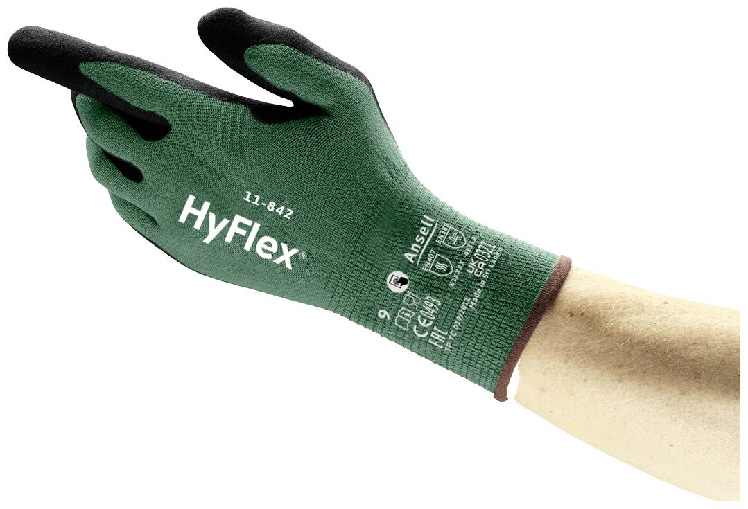 Ruka v zelenom pracovnom ochrannom rukavici s nápisom "HyFlex 11-842". Rukavica má čierne povrstvenie na špičkách prstov.